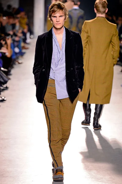 Look 32